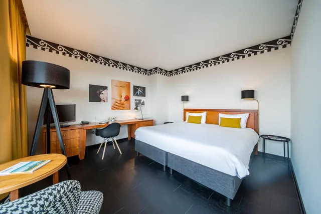 Junior, Hotel Theater Figi 1/2