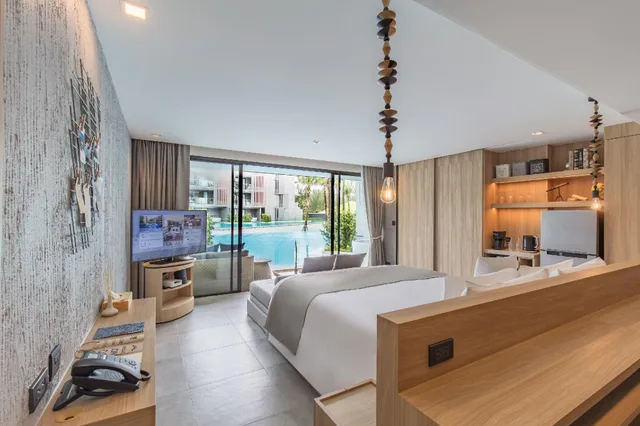 Grand, Deluxe, King Bed, Sofa, Pool Access، La Vela Khao Lak 2/2