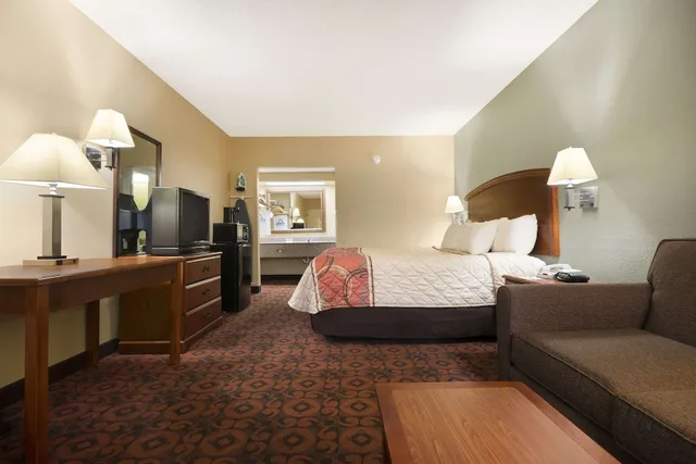غرفة قياسية بسرير كينج للمدخنين، Days Inn by Wyndham Weldon/Roanoke Rapids 5/8