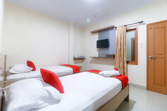 Reddoorz, Twin Beds، RedDoorz Plus near WTC Batanghari Mall 1/3