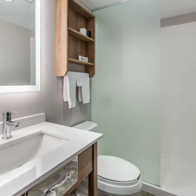 Superior, Suite, Queen Bed, Microtel Inn Suites By Wyndham Timmins 8/10