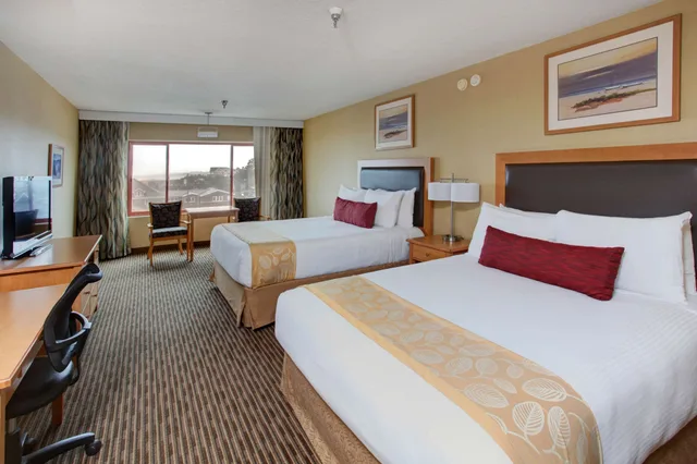 غرفة قياسية بسريرين كوين بإطلالة على الجبل يُسمح فيها بالحيوانات الأليفة، Best Western Plus Ocean View Resort 3/10