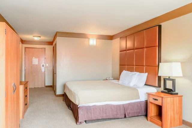 غرفة بسرير كينج لذوي الإعاقة، Days Inn & Suites by Wyndham Beeville 3/7