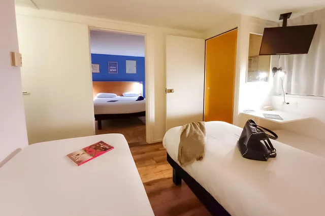 Pop, Family, 1 Queen and 3 Single Beds, greet Hotel Belleville en Beaujolais A6 7/10