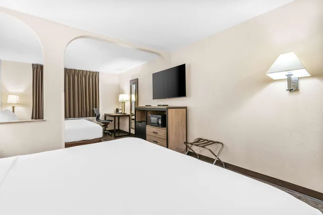 غرفة بسريرين منفصلين وسريرين كينج، SureStay Hotel By Best Western Albuquerque Midtown 3/5