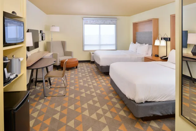غرفة قياسية بسريرين كوين، Holiday Inn Kansas City Airport 3/7