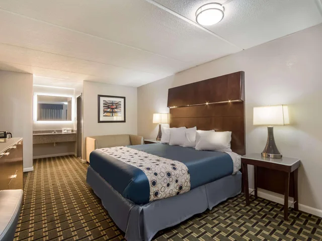غرفة بسرير كينج، Rodeway Inn Greenwood 1/2