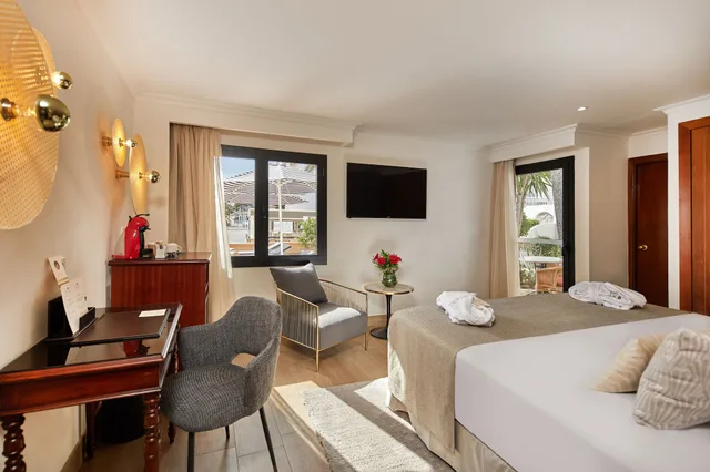 غرفة بسريرين منفصلين بشرفة، Secrets Mallorca Villamil Resort and Spa - Adults Only 3/6