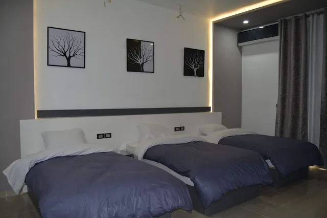 غرفة ثلاثية بثلاثة أسرّة بحمام خاص، Azar Hotel 1/5