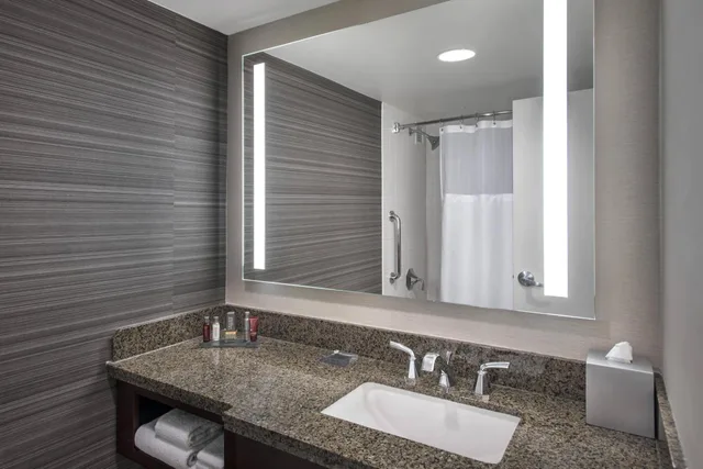 Room, King Bed, Living Area, Concierge، Newark Liberty International Airport Marriott 5/6