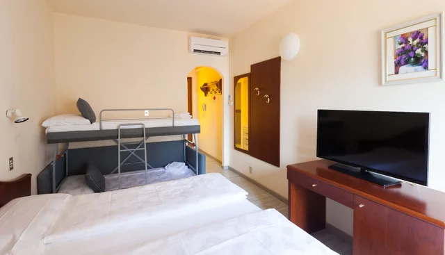 غرفة تنفيذية بسرير مزدوج وسرير بطابقين بغرفة نوم واحدة، Villa Isabella Hotel & Residence 3/8