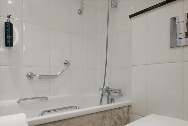 Guest Room, King Bed, Tower View، Hilton York 1/2