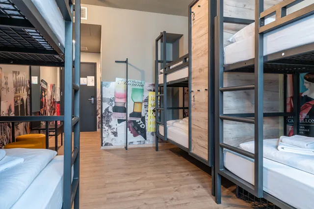 غرفة بستة أسرّة وسرير بطابقين، a&o Hostel Venezia Mestre 1/3