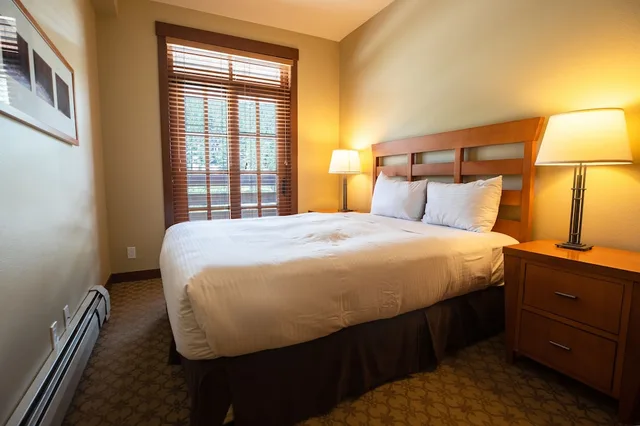 شقة سكنية بسريرين منفصلين وسرير كينج وأسرّة بطابقين بغرفتي نوم مع أريكة، The Village at Palisades Tahoe 1/4