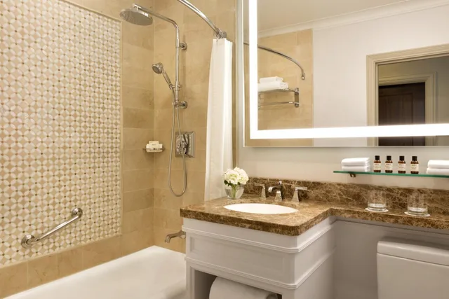 Fairmont, King Bed, 2 Queen Beds, Fairmont Hotel Vancouver 4/5
