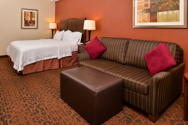 غرفة بسرير كينج مع أريكة، Hampton Inn Idaho Falls Airport 4/6