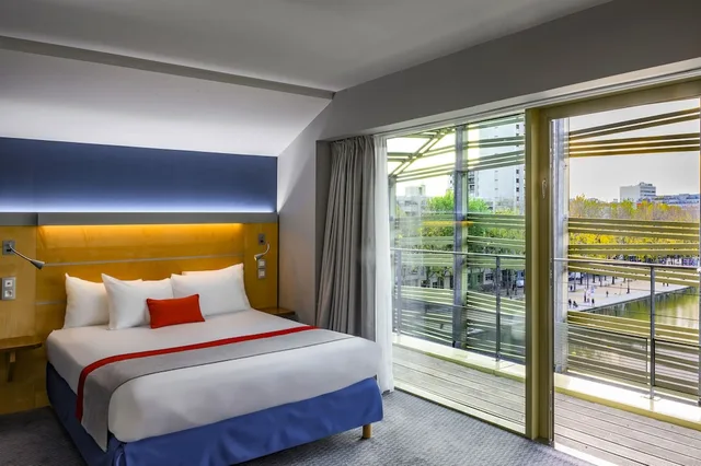 جناح بسرير مزدوج بإطلالة على القناة بشرفة، Holiday Inn Express Paris - Canal de la Villette 1/6