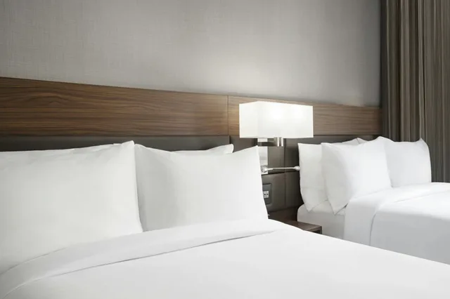 غرفة بسريرين كوين، AC Hotel St. Louis Central West End 1/2