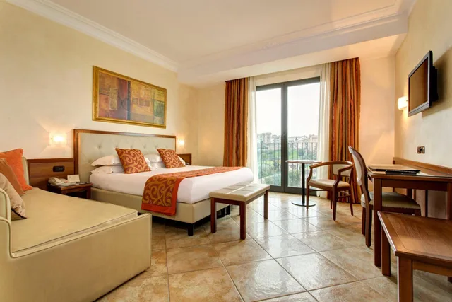 غرفة ثلاثية بسرير كوين مع أريكة، Hotel Athena Siena 7/10