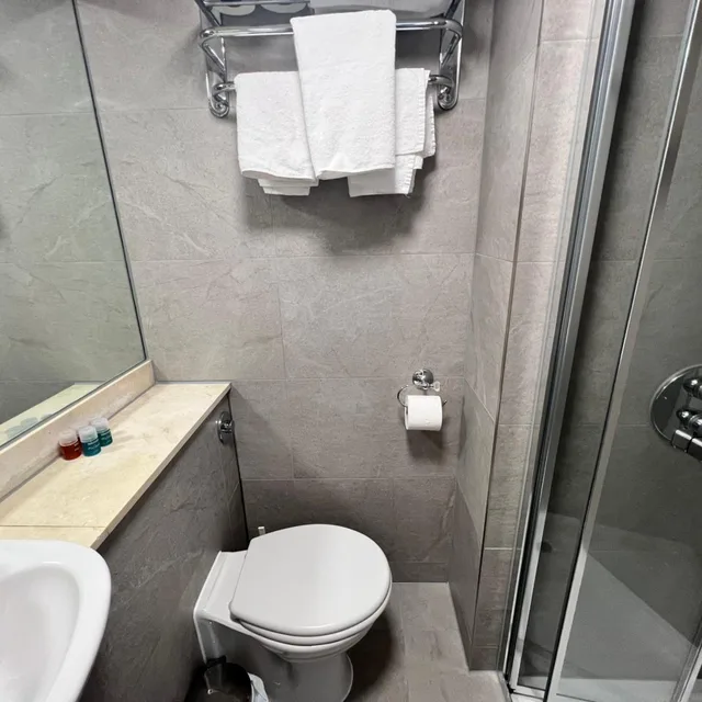غرفة مفردة، Hotel Cavendish 7/11