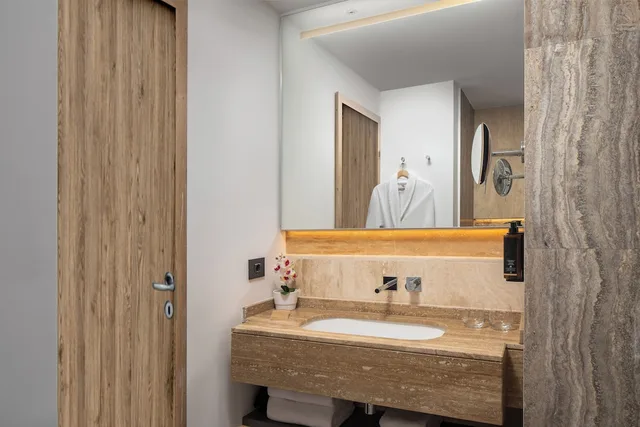 غرفة بريفيليج بسرير مزدوج مع أريكة، Mercure Conacul Cozieni Resort 4/5