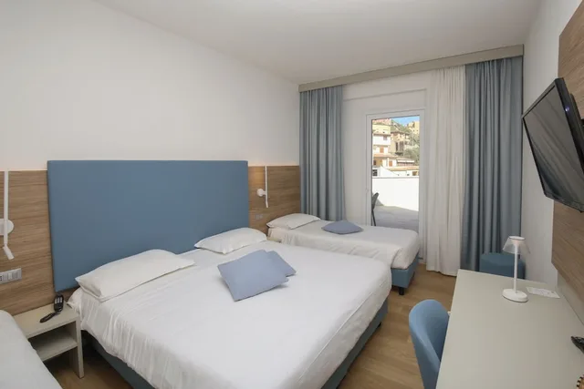 غرفة كلاسيكية رباعية بسرير مزدوج وسريرين منفصلين، Riviera Castelsardo Hotel 4/10