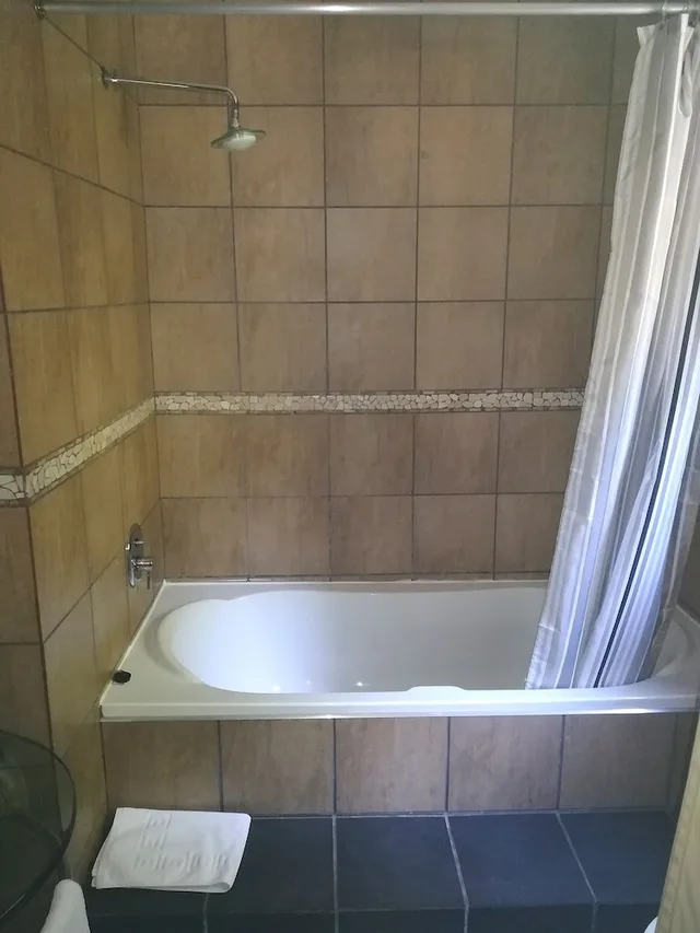 غرفة عائلية بسرير كينج وثلاثة أسرّة، 24 On Vrey Boutique Hotel 3/3