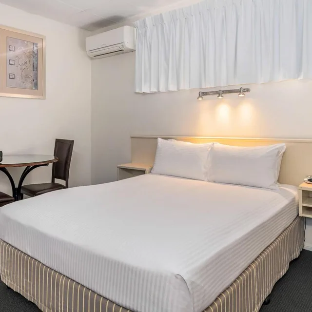 غرفة قياسية بسرير كينج وسرير كوين، Quality Hotel Robertson Gardens 4/10