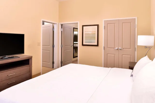 جناح بسرير كينج مع أريكة لذوي الإعاقة، Homewood Suites by Hilton Houma LA 2/4
