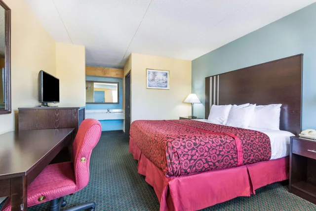 غرفة بسرير كينج، Days Inn by Wyndham Dayton Huber Heights Northeast 2/2
