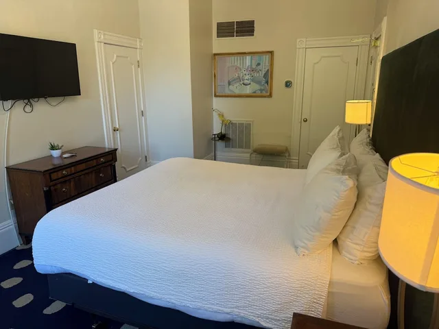 Deluxe, King Bed, The Sterling Hotel 4/9