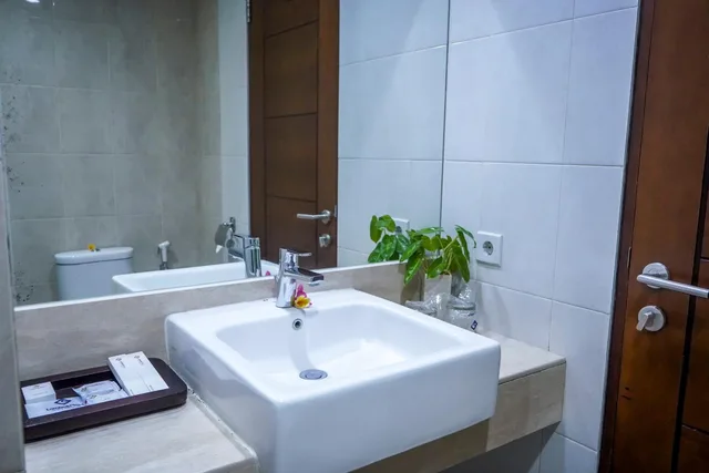 غرفة بسرير كينج بإطلالة على المسبح، Lombok Plaza Hotel Convention 5/6