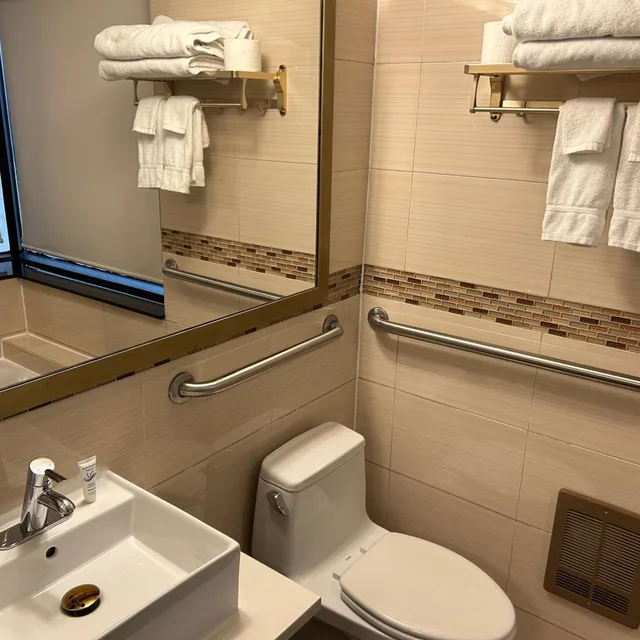 Room, Queen Bed, Hotel Richland LES 4/8