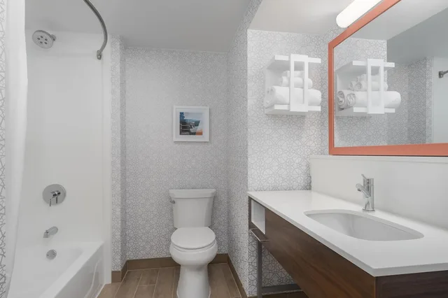 جناح بسريرين كوين مع أريكة بمطبخ صغير، Hampton Inn Altoona 6/10