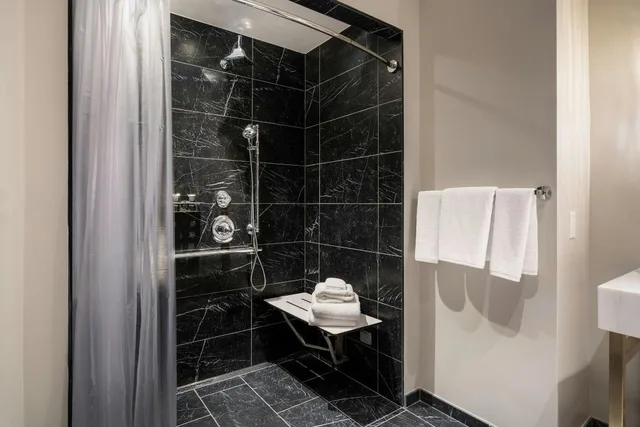 غرفة تنفيذية تنفيذية بسريرين كوين مع دخول الصالة، Grand Bohemian Hotel Charlotte Autograph Collection 1/2