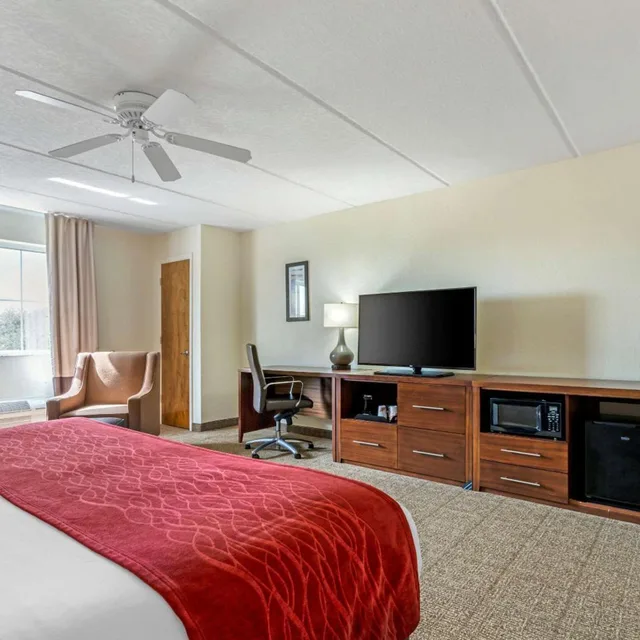 غرفة بسرير كينج مع أريكة، Comfort Inn Kissimmee Lake Buena Vista South 4/7