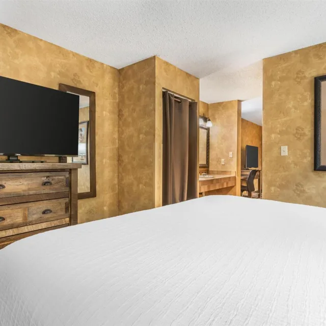 جناح بسرير كينج وسريرين منفصلين بشرفة بغرفتين، Best Western Plus Inn Of Santa Fe 7/12