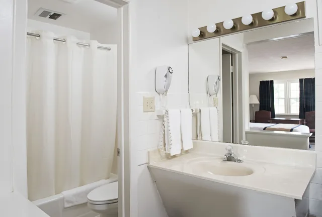 غرفة قياسية بسرير كينج، Travelers Rest Motel 4/6