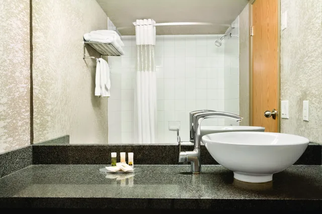جناح عائلي بسريرين كوين، Days Inn Calgary Airport 2/4