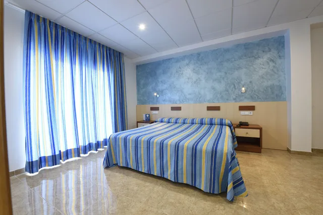 غرفة كومفورت بأربعة أسرّة بإطلالة على البحر، Hotel Internacional Calella 4/9