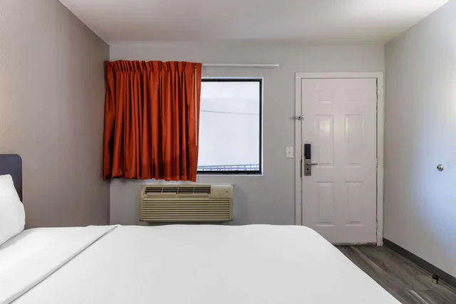 غرفة بسرير كوين لذوي الإعاقة، Motel6 Elizabethtown, KY 1/10