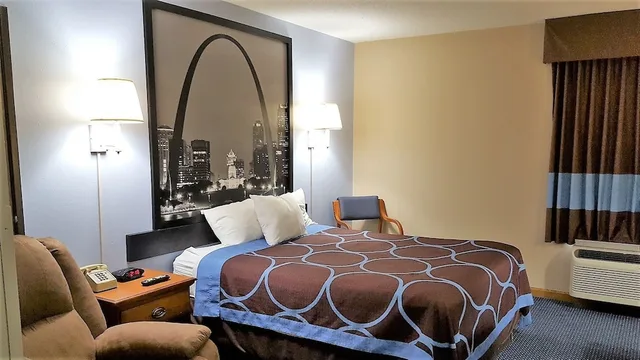 غرفة بسرير كوين لذوي الإعاقة، Super 8 by Wyndham O'Fallon MO/St. Louis Area 2/6
