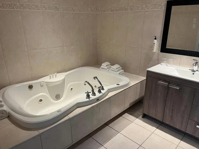 غرفة كلاسيكية رباعية بسريرين كوين، Travelodge by Wyndham Hotel & Convention Centre Quebec City 5/6