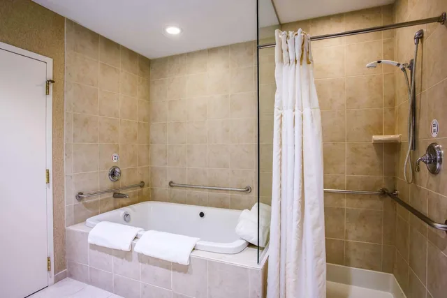 جناح بسرير كينج مع أريكة بجاكوزي، Hilton Garden Inn Milwaukee Northwest Conference Center 5/5