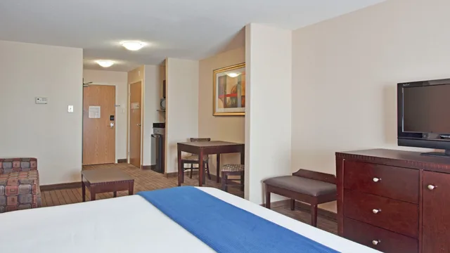 غرفة قياسية بسرير كوين لذوي الإعاقة، Holiday Inn Express Hotel Suites Swift Current 4/10