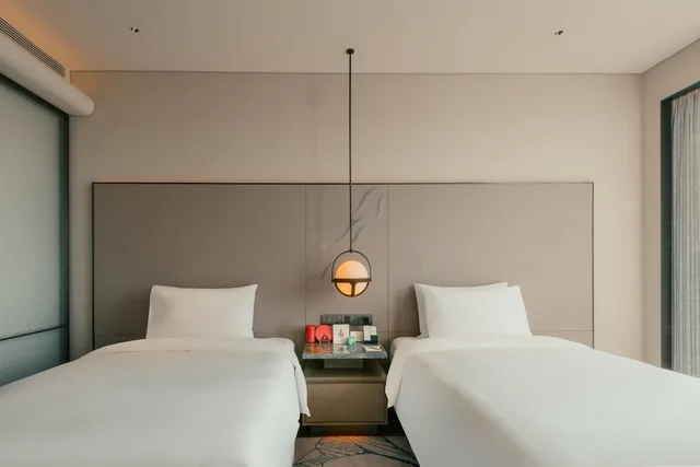 غرفة قياسية بسريرين منفصلين بإطلالة على الحديقة، Nousland Beijing (Beijing Universal Resort) 2/3