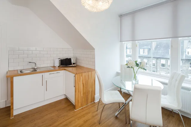 1 Bedroom, Apartment, Queen Bed, Sofa, Edinburgh Castle Apartments And Suites 2/5