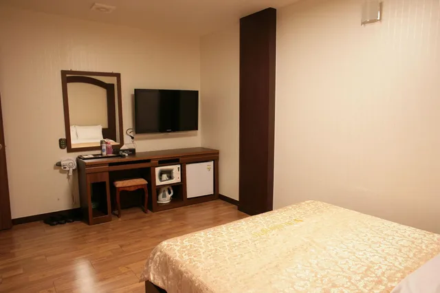 Economy, Basement, Double Bed, No Window، Hill House Hotel 2/4