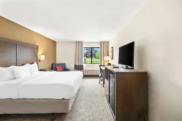 غرفة بسرير كينج لذوي الإعاقة، Comfort Inn Van Wert, OH 2/3