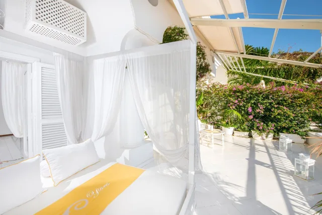 جناح بسرير كينج بإطلالة على البحر بشرفة، Villa Yiara 6/6